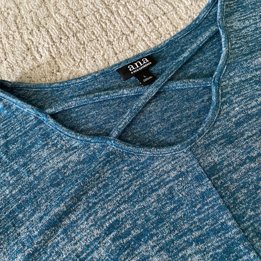 🔅size L blue shirt with cross neckline🔅
